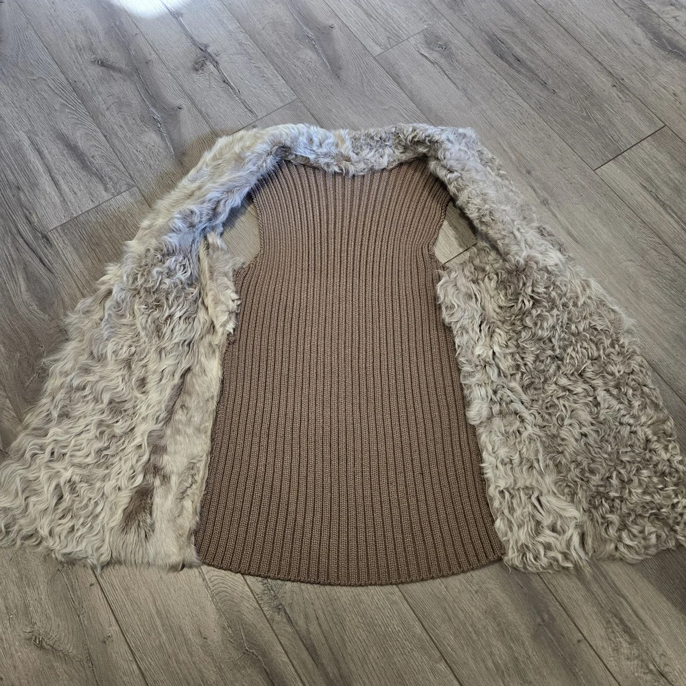 Emu Australia Reversible Knit And  Shearling Vest - Picture 2 of 6